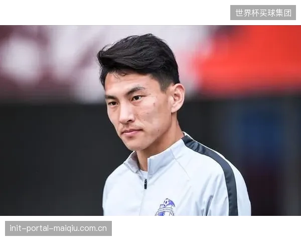 大连人队因球员个人能力短板无法有效执行高压战术，第一道防线轻易被对手突破。